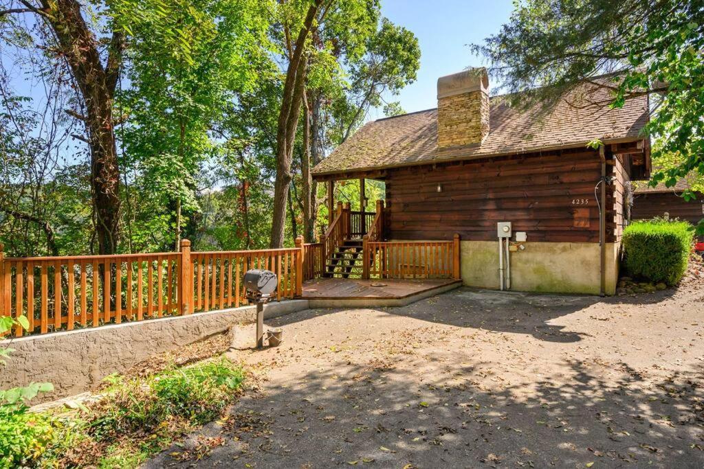 Do Not Disturb - Pigeon Forge Smoky Mountain Studio Cabin, Hot Tub, Fireplace Exterior photo