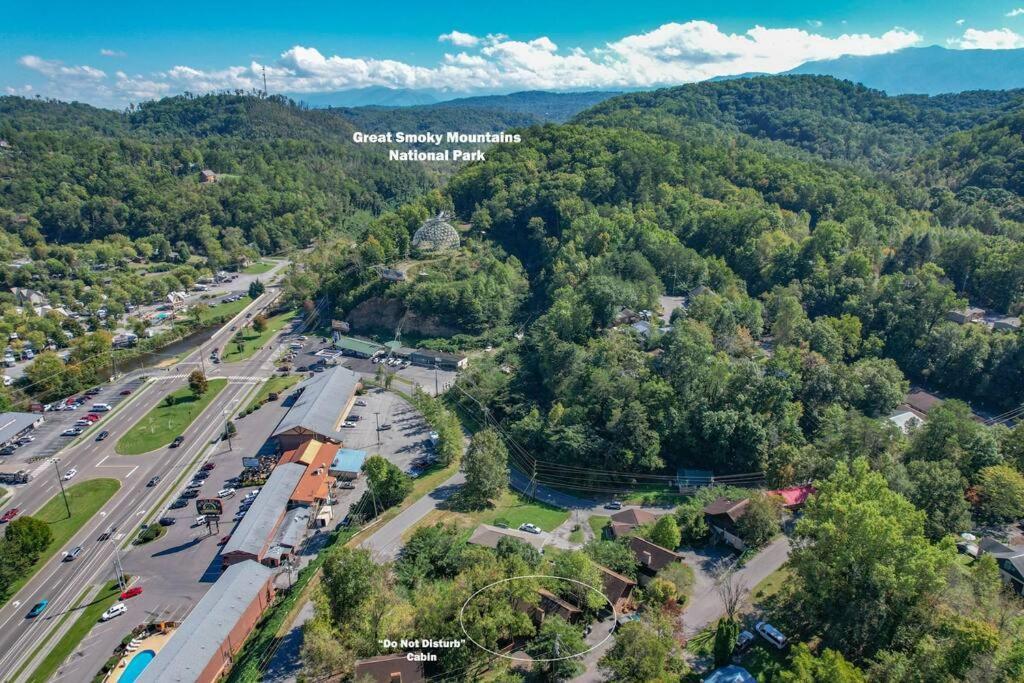 Do Not Disturb - Pigeon Forge Smoky Mountain Studio Cabin, Hot Tub, Fireplace Exterior photo