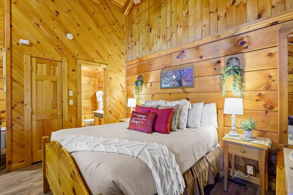 Do Not Disturb - Pigeon Forge Smoky Mountain Studio Cabin, Hot Tub, Fireplace Exterior photo