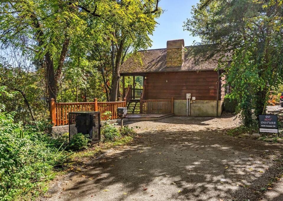 Do Not Disturb - Pigeon Forge Smoky Mountain Studio Cabin, Hot Tub, Fireplace Exterior photo