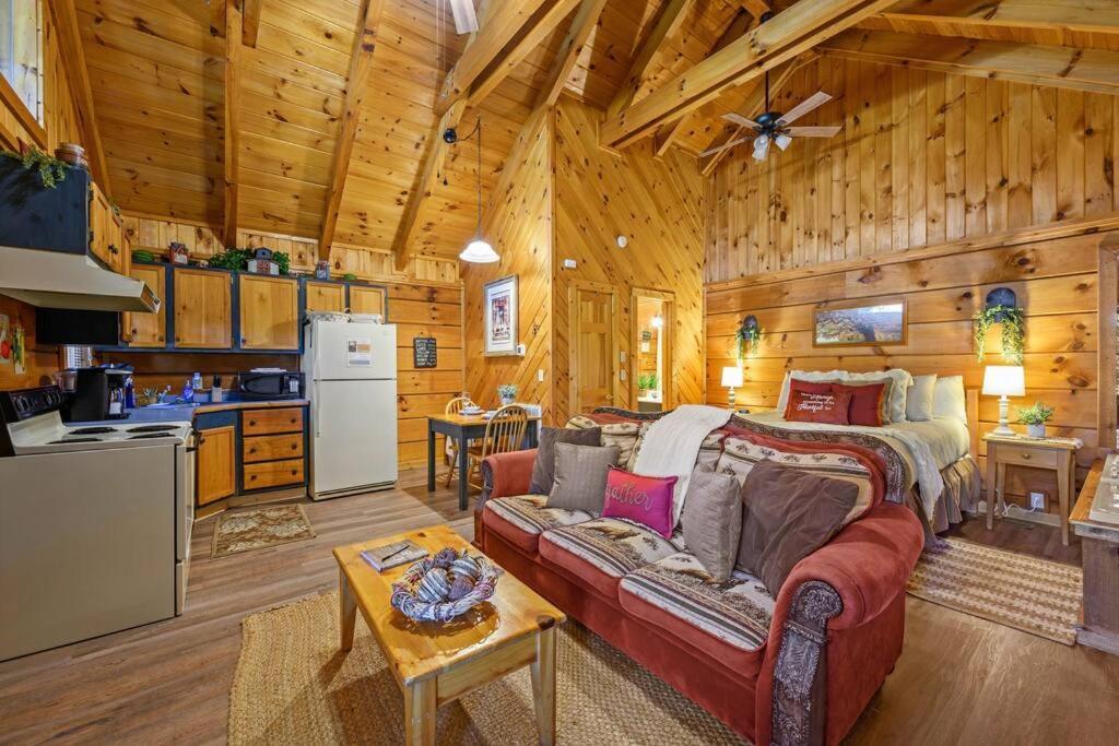 Do Not Disturb - Pigeon Forge Smoky Mountain Studio Cabin, Hot Tub, Fireplace Exterior photo