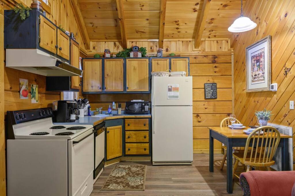 Do Not Disturb - Pigeon Forge Smoky Mountain Studio Cabin, Hot Tub, Fireplace Exterior photo