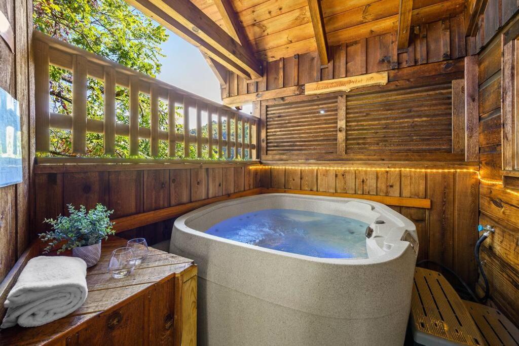 Do Not Disturb - Pigeon Forge Smoky Mountain Studio Cabin, Hot Tub, Fireplace Exterior photo