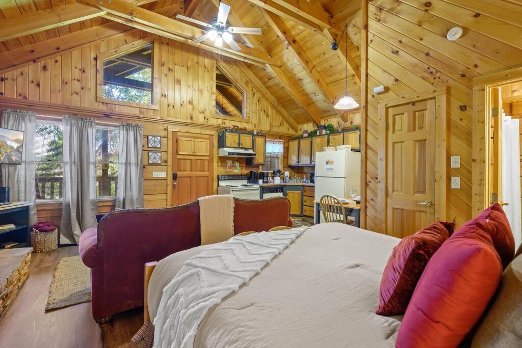 Do Not Disturb - Pigeon Forge Smoky Mountain Studio Cabin, Hot Tub, Fireplace Exterior photo