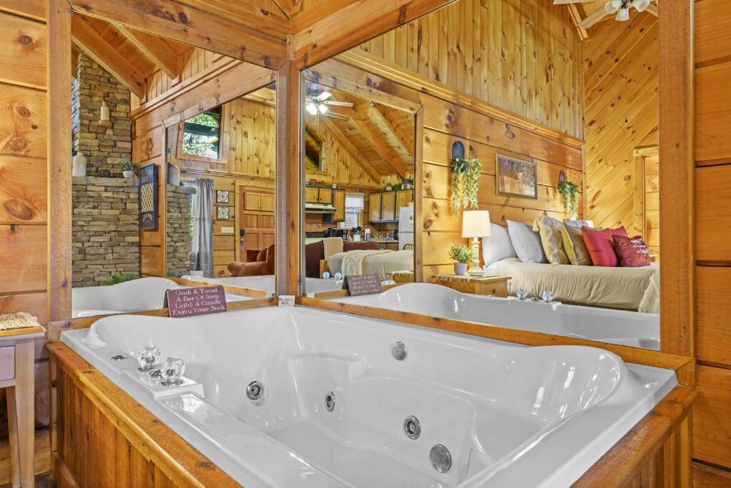 Do Not Disturb - Pigeon Forge Smoky Mountain Studio Cabin, Hot Tub, Fireplace Exterior photo