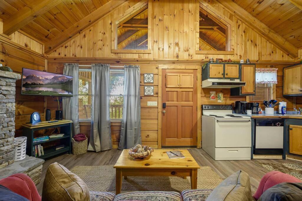 Do Not Disturb - Pigeon Forge Smoky Mountain Studio Cabin, Hot Tub, Fireplace Exterior photo