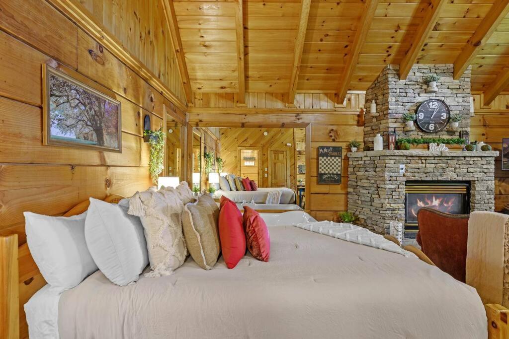 Do Not Disturb - Pigeon Forge Smoky Mountain Studio Cabin, Hot Tub, Fireplace Exterior photo