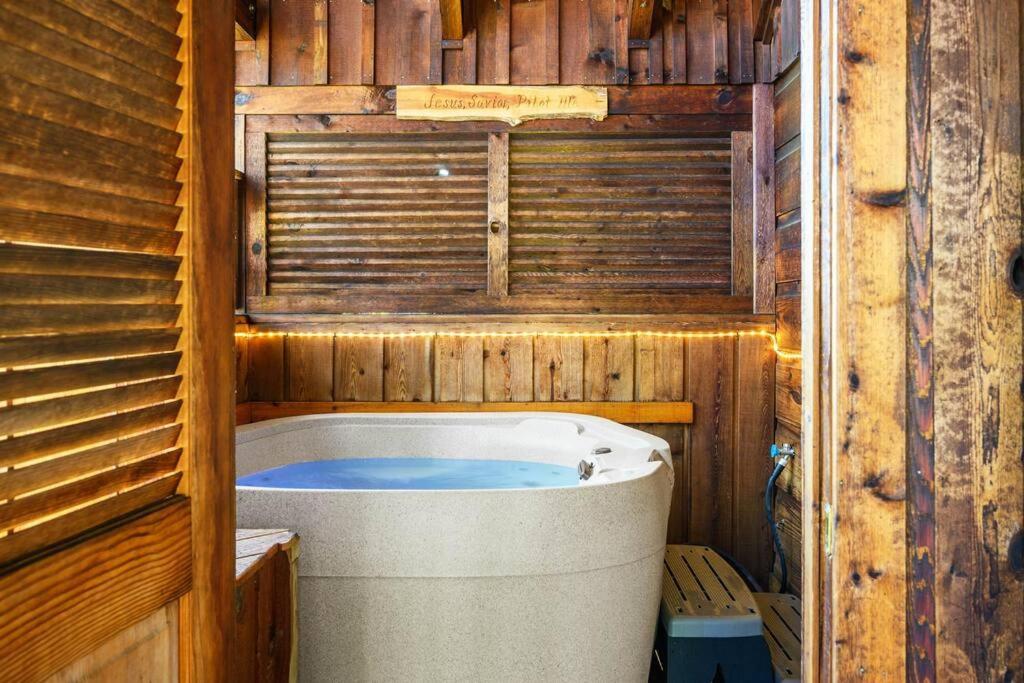 Do Not Disturb - Pigeon Forge Smoky Mountain Studio Cabin, Hot Tub, Fireplace Exterior photo