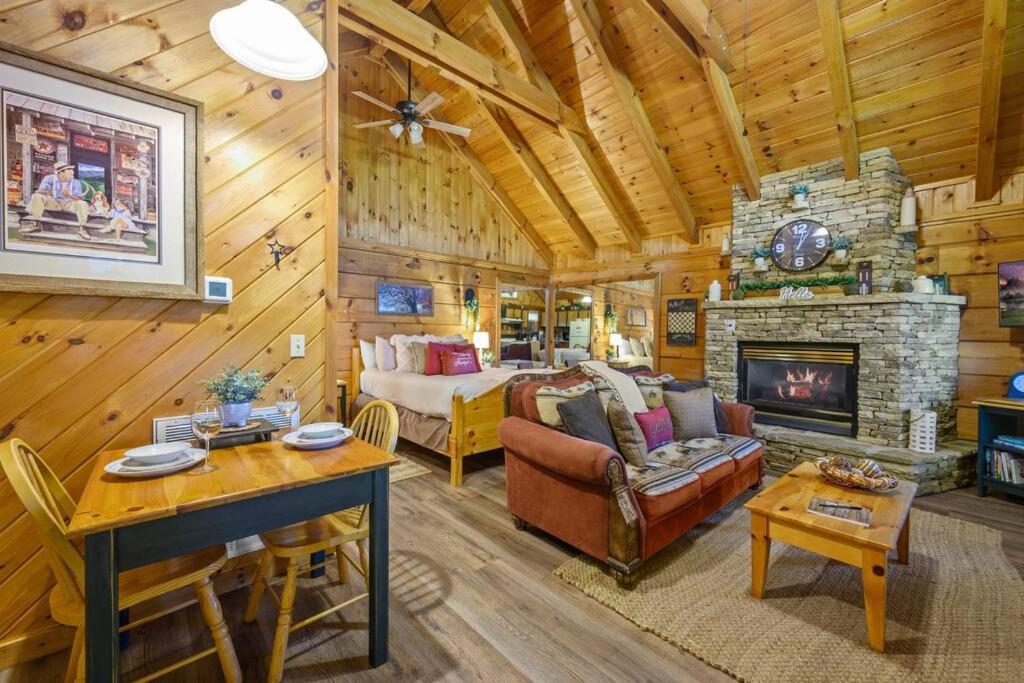 Do Not Disturb - Pigeon Forge Smoky Mountain Studio Cabin, Hot Tub, Fireplace Exterior photo