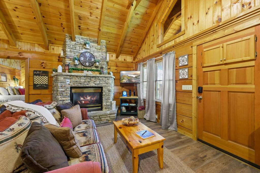 Do Not Disturb - Pigeon Forge Smoky Mountain Studio Cabin, Hot Tub, Fireplace Exterior photo