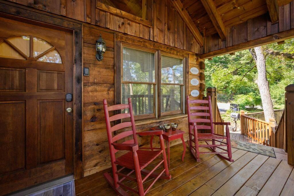 Do Not Disturb - Pigeon Forge Smoky Mountain Studio Cabin, Hot Tub, Fireplace Exterior photo