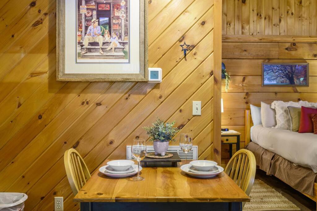 Do Not Disturb - Pigeon Forge Smoky Mountain Studio Cabin, Hot Tub, Fireplace Exterior photo
