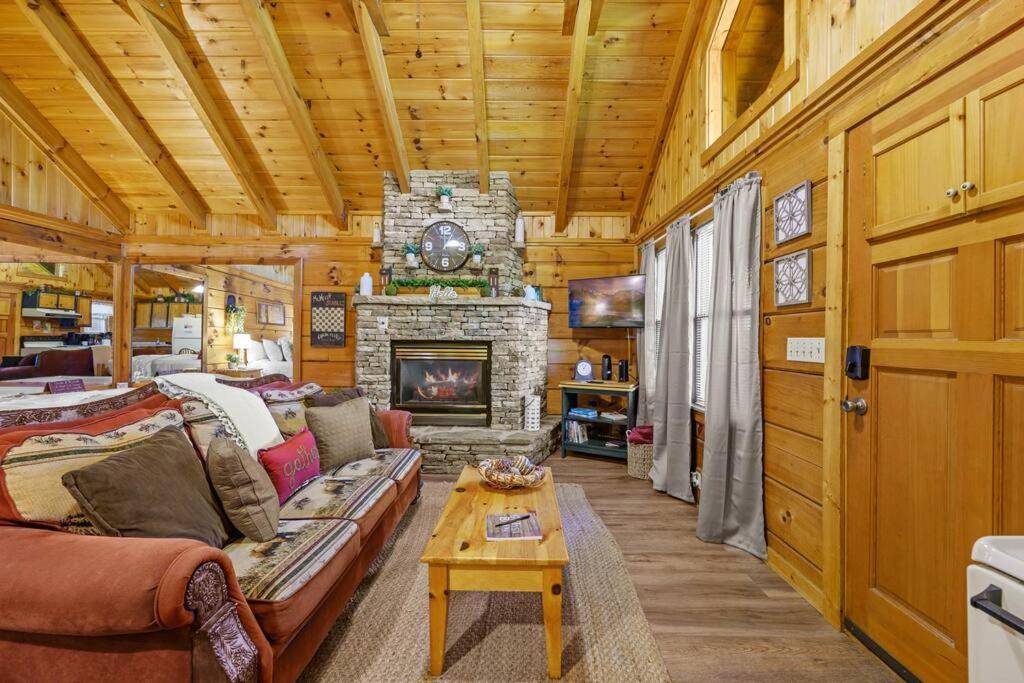 Do Not Disturb - Pigeon Forge Smoky Mountain Studio Cabin, Hot Tub, Fireplace Exterior photo