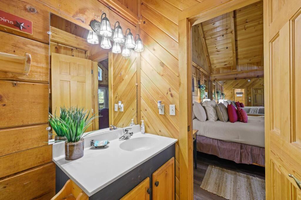 Do Not Disturb - Pigeon Forge Smoky Mountain Studio Cabin, Hot Tub, Fireplace Exterior photo